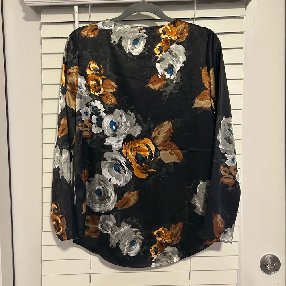 White House Black Market Women's Floral Black Blouse - Picture 2 of 3